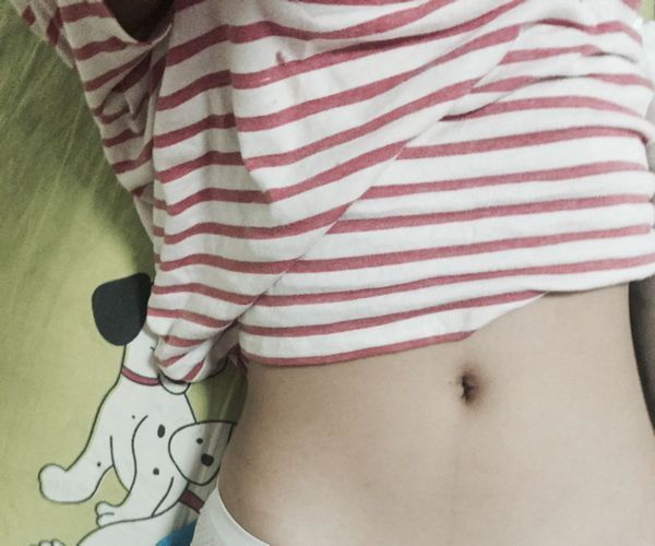 我是女生 为什么肚子中间会有条线 有毛 正常吗