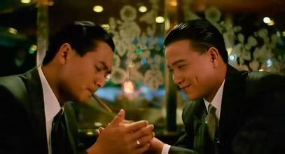 成奎安演过的电影里面被四个人用枪打死在阳台