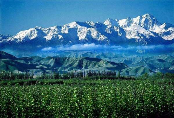 扩展资料: 位于乌鲁木齐市以东的博格达峰海拔5445米,峰上的积雪终年