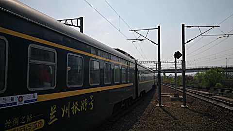 兰州至 上海z215次" 兰州旅游号"列车进苏州站