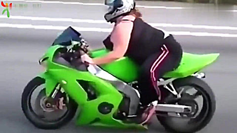 国外路上遇到的肥胖女骑手,骑摩托的速度很快,网友:测试质量!