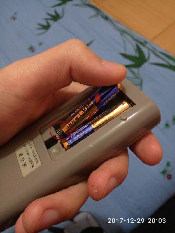 美的空调 rn08遥控器怎么安装电池?
