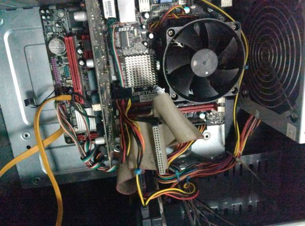 电脑看视频卡死重启以后,显示器不亮,开机就只