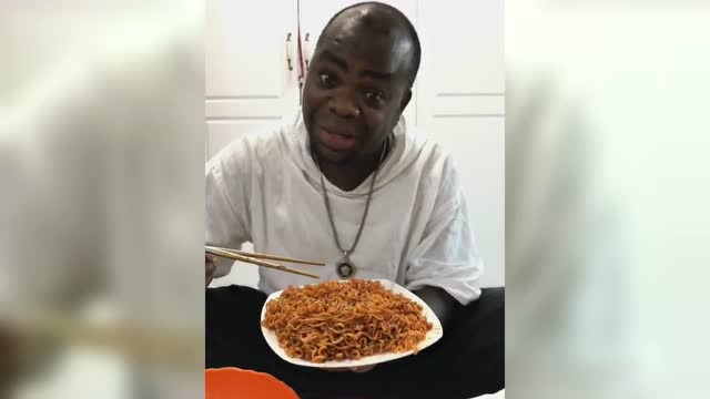 爆笑 b>外国人吃火鸡面 /b>,又积累一个表情包!