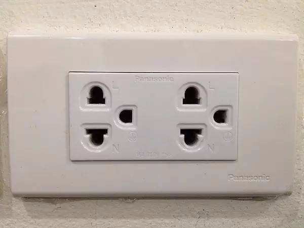 新加坡和马来西亚用的是英标的插座,所以中国的插头不能直接使用,如下