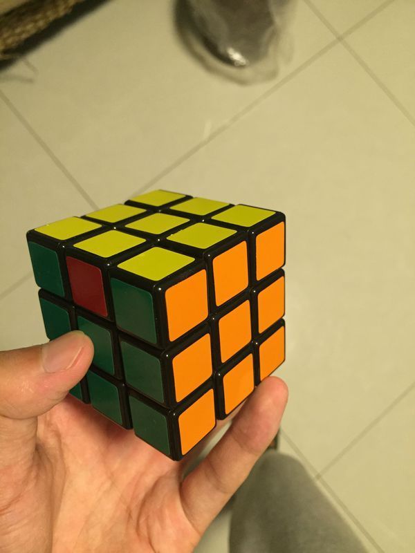 三阶魔方三面拼好,其他三面各差中间一个棱块,怎么还原?如下图