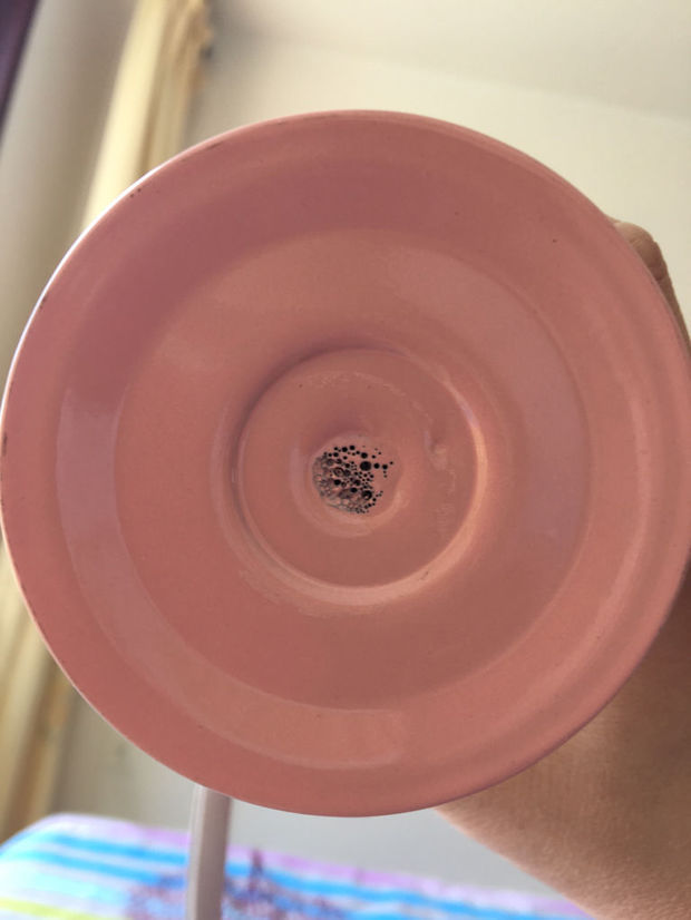 新买的保温杯,杯子底部有密密麻麻的小孔,被标签遮起来了,卖家说没有