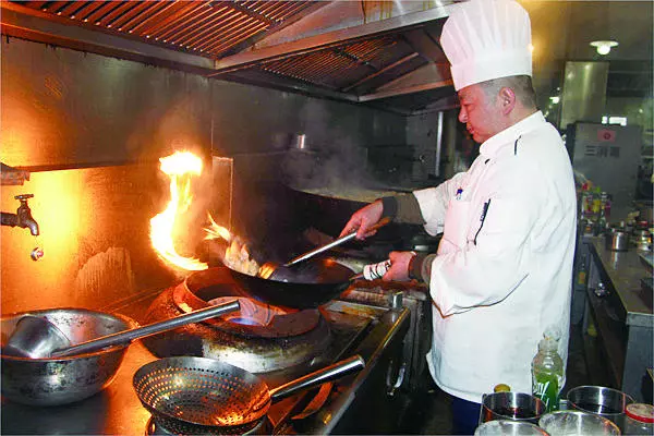 为什么厨师炒菜时灶台旁边的水管总开着的?