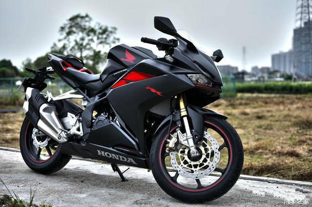 入门双缸仿赛摩托最强本田cbr250rr新款最大41马力配置高