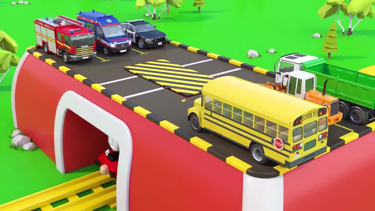 消防车,校车和小警车在展示自己的颜色