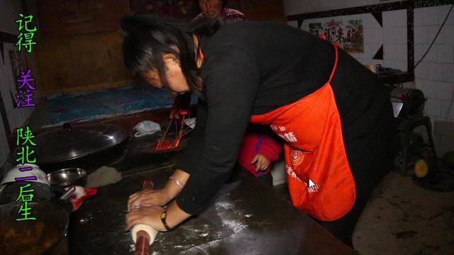 二后生媳妇在老家,晚上为爸妈做啥啥,这晚饭真舒服!