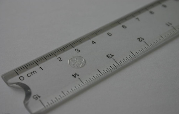 扩展资料: 中国单位 中国传统的长度单位有里,丈,尺,寸,寻,仞,扶,咫