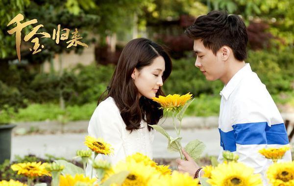 电视剧《千金归来》中由李沁饰演的沈长清喜欢向日葵.