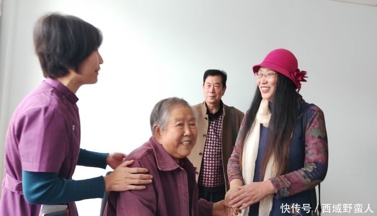 关于敬老院开展活动