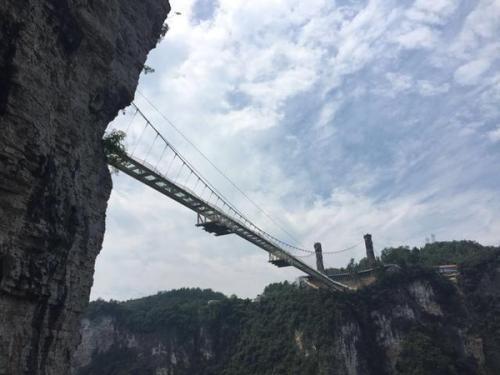 张家界玻璃桥出事了石头落下来打死人吗?