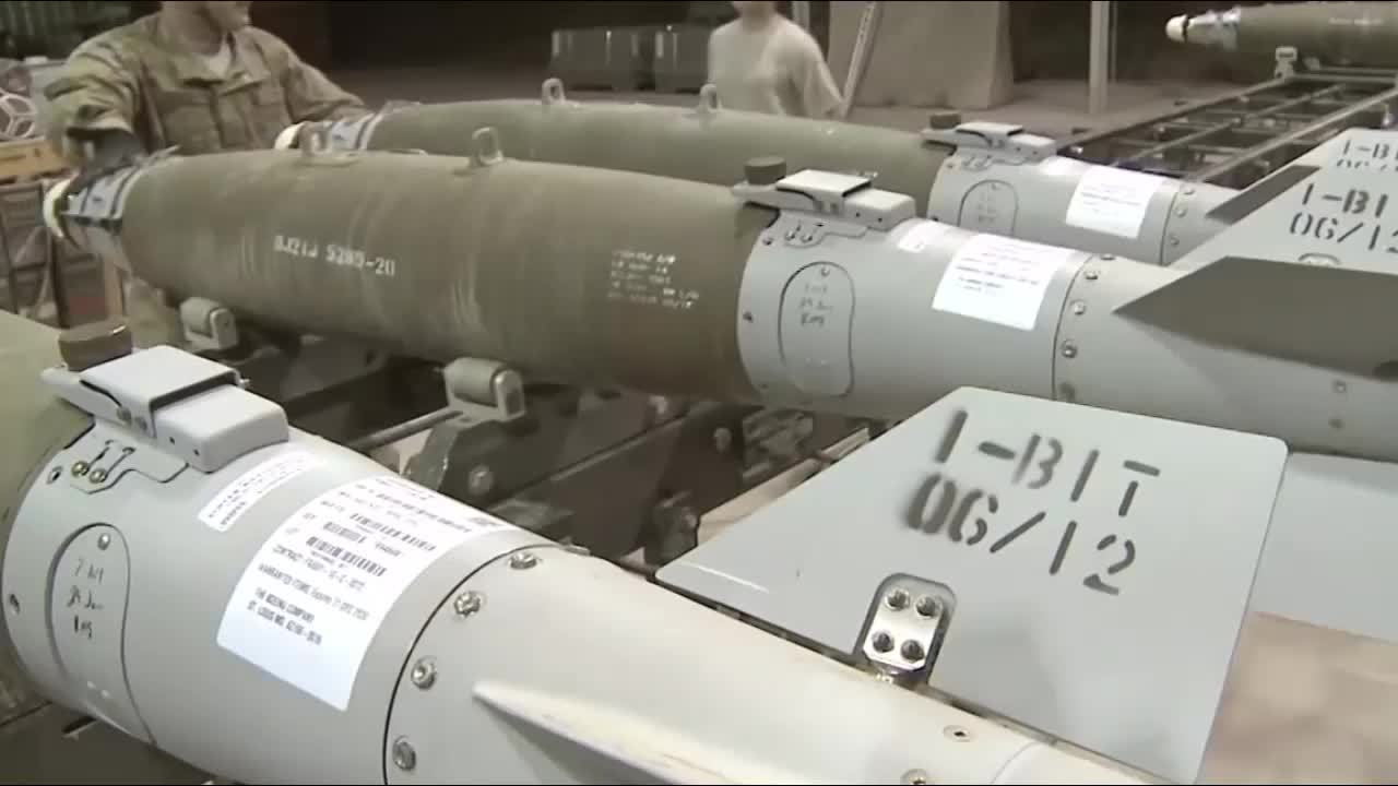 美军军火库的工作人员很辛苦