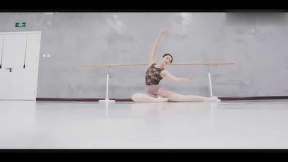 视频:古典舞基训 地面热身 组合,这脚背在 芭蕾生里都是顶尖的!