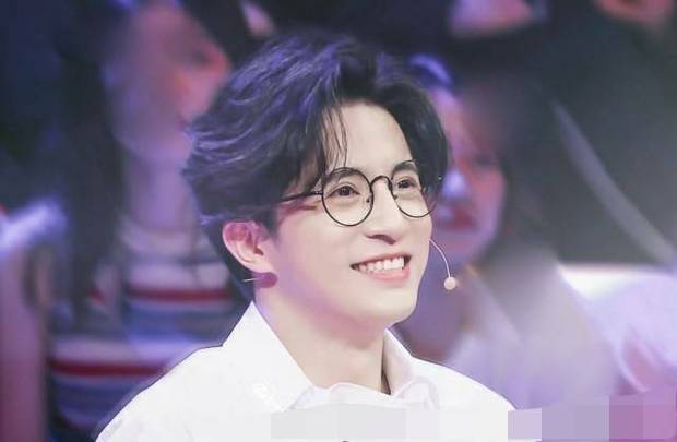 最近老是眼皮子耷拉着,肩膀无力,走路还有点晃