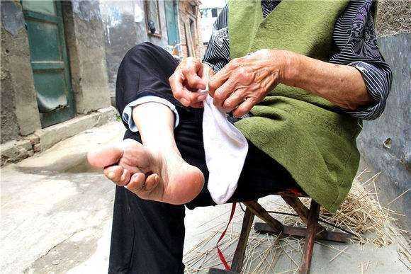 艺术和体育:缠足减少了女性从事舞蹈和体育运动的积极性.