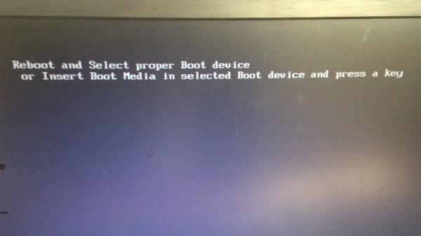 电脑开机黑屏只有英文字母怎么回事?