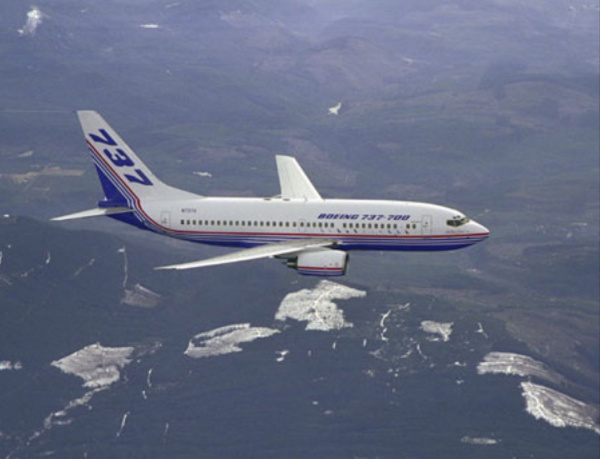 客机73u是什么机型属于中型吗,可乘多少人