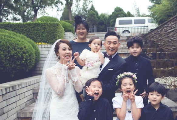 同样乖巧懂事漂亮但多多不如夏天受欢迎,甚至被网友谩骂?