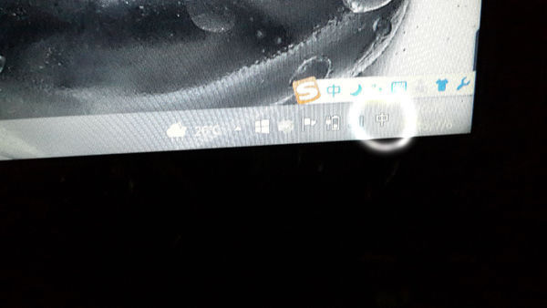 电脑这里老是自动频繁的跳来跳去,有时屏幕上