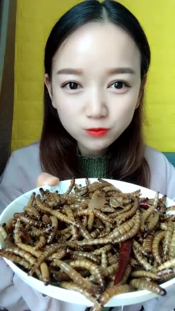 美女直播间吃虫子,满满的一碗,网友:看着就恶心