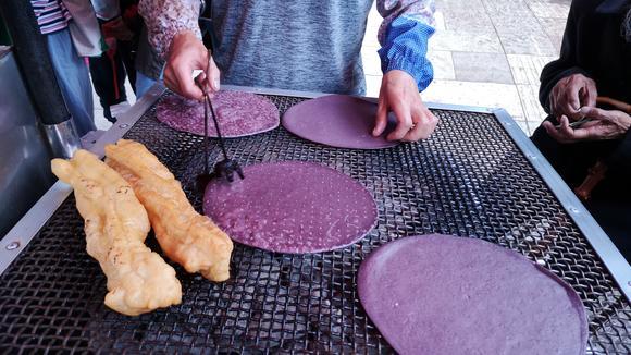 云南特色小吃烧饵块,紫米做的,里面卷了一根油条!