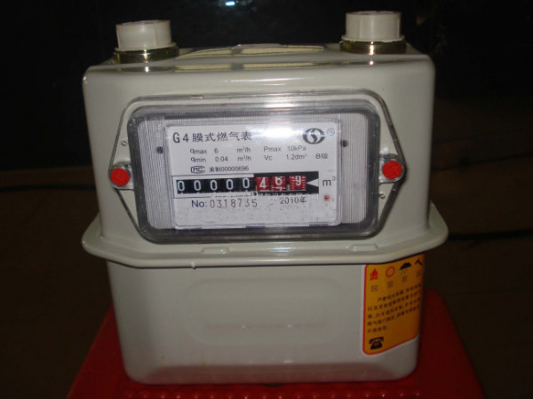 靠燃气的压力对外做功,推动滚轮计数器计数