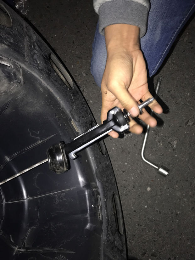 汉兰达备胎怎么取下来