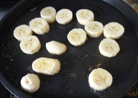 4,将香蕉片放入电饼铛内.
