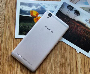 正面上方的传感器开孔就像一个"萌"字,由前置摄像头和距离感应器组成