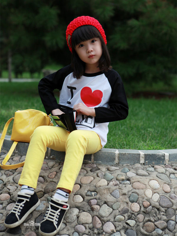 《新恋爱时代》里的演向飞女儿的小童星叫什么名字?