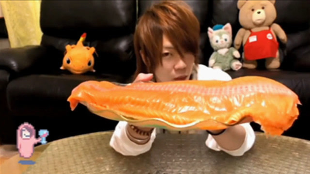 日本大胃王draco,耳机小哥吃一整条三文鱼,2kg!拿起来三文鱼就啃!