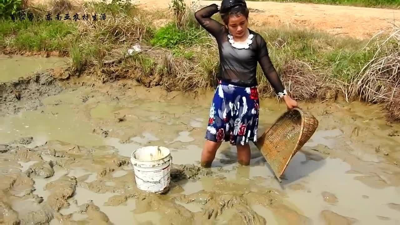 柬埔寨 女孩穿花裙捉鱼,真是大饱眼福!