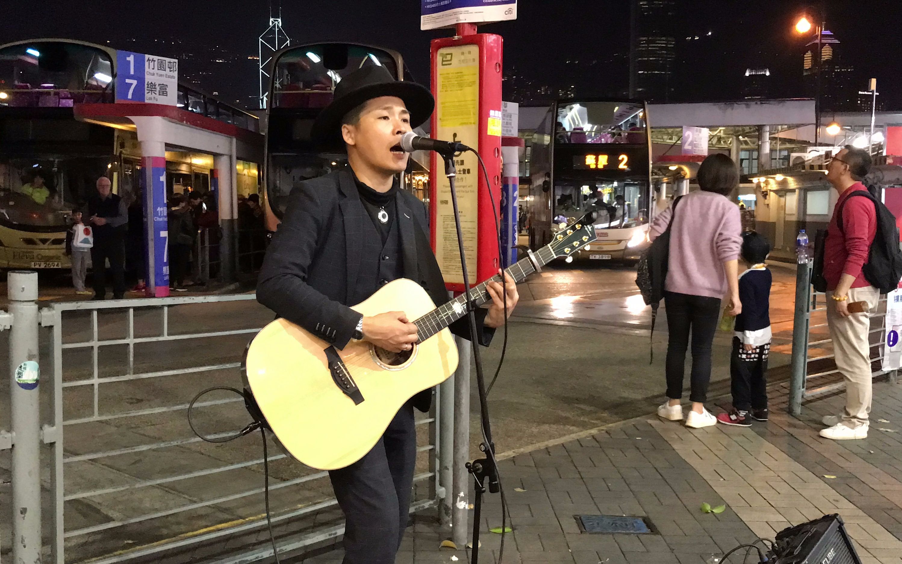 在香港街头再次听到熟悉的《 真的爱你》瞬间引起了现场所有人的共鸣