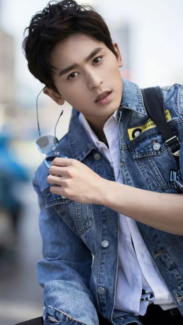 张哲瀚最新杂志封面预告来了,为何出道多年的他突然爆火了?_360问答