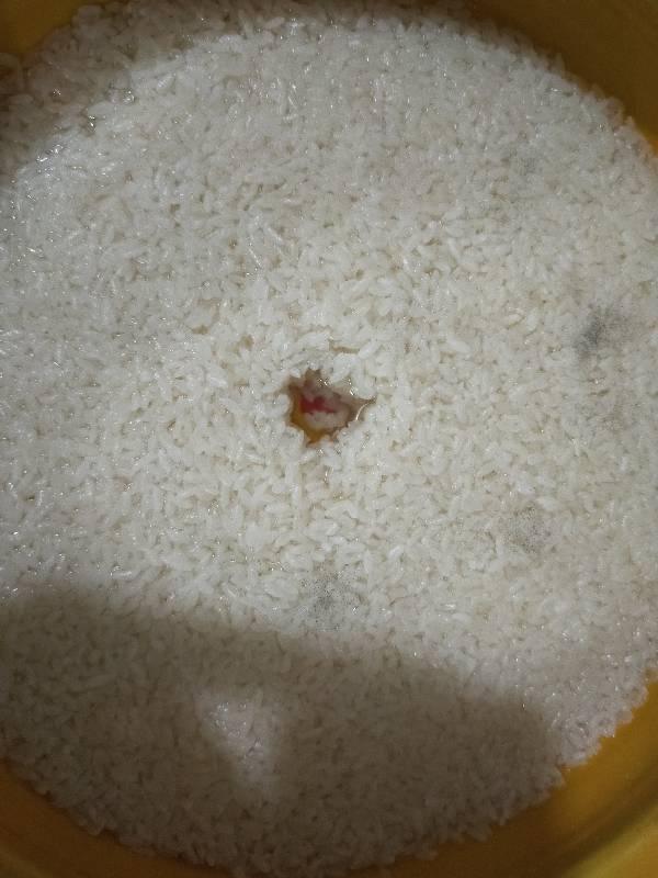 米酒上有个别出有黑色霉点还能吃吗如图