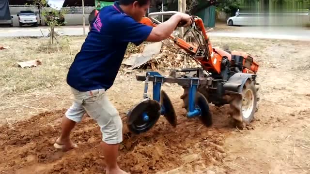 手扶 拖拉机改装 旋耕机,速度慢效果还不好,不如普通 旋耕机