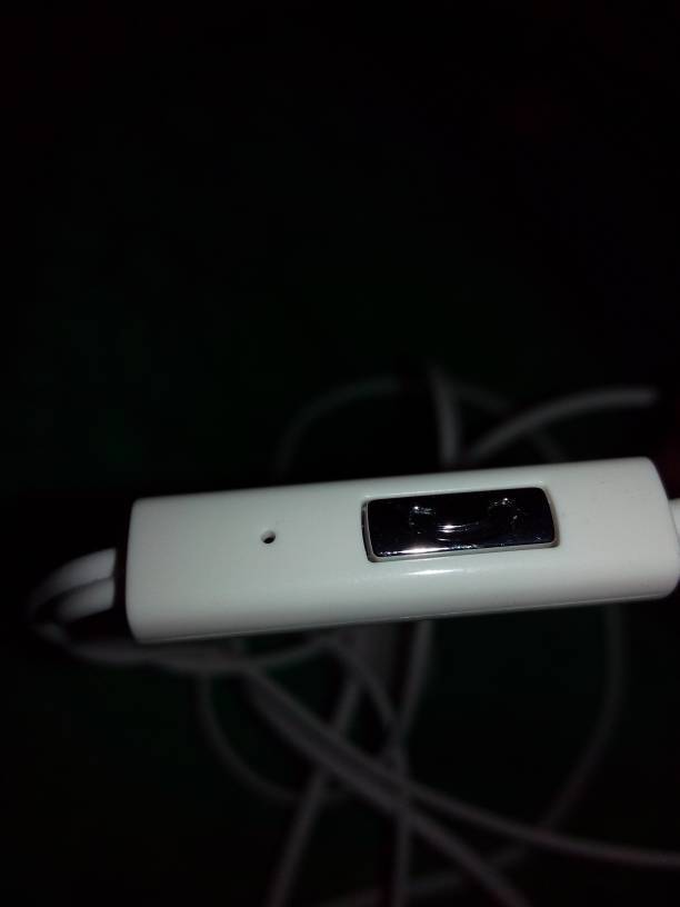 手机带耳机录歌是对着耳机的哪个孔唱歌的,求