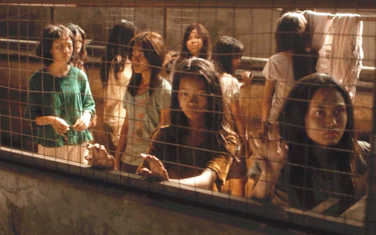 《 人皮交易》数百名年轻少女被诱拐,专门关进牢笼里,方便进行 人皮