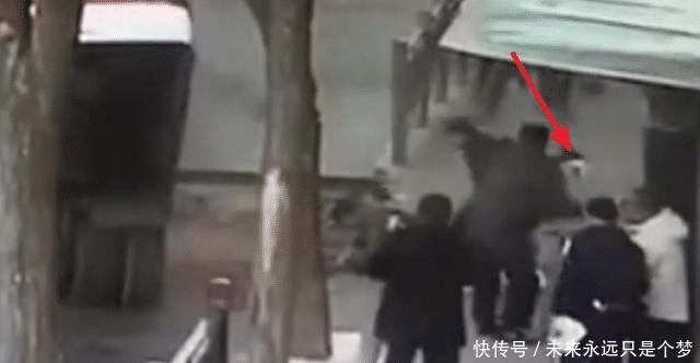 小男孩两次救人