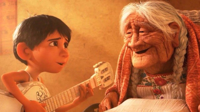 《寻梦环游记》结尾感人片段米格为了唤醒曾祖母coco的记忆