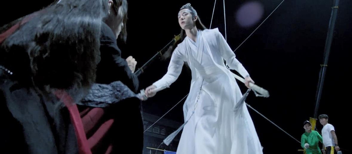 肖战搂着王一博