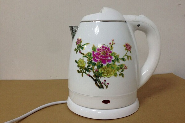 电水壶的壶嘴与壶肚构成连通器,水面为什么总是相平的?