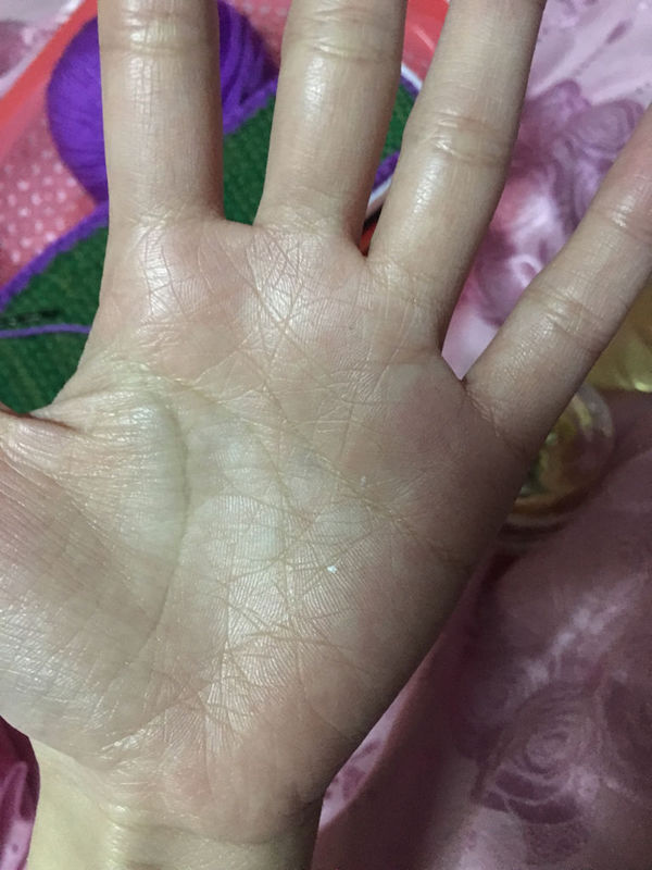女孩子.为什么我手掌的纹路这么乱啊?哎.