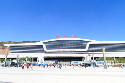 西宁高铁站和火车站是一个站吗?