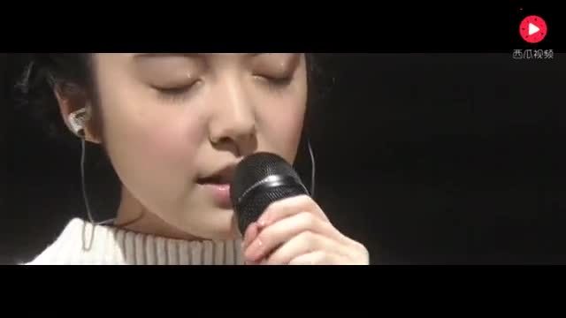 [图]《你的名字》女主萌音现场演唱片尾曲