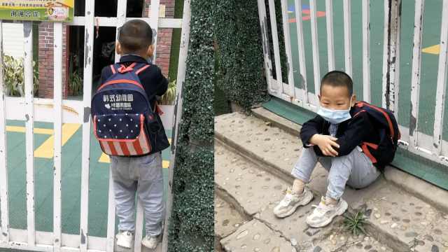 [图]萌娃太想开学,穿校服坐幼儿园门口大喊:我要上学